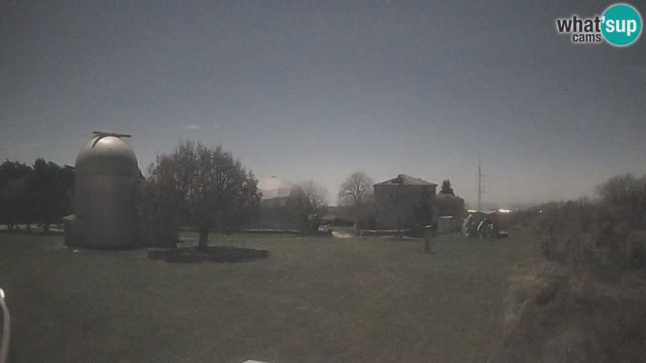 Webcam live dell’Osservatorio di  – Esplora il cielo, gli asteroidi, i comete e i meteoroidi.