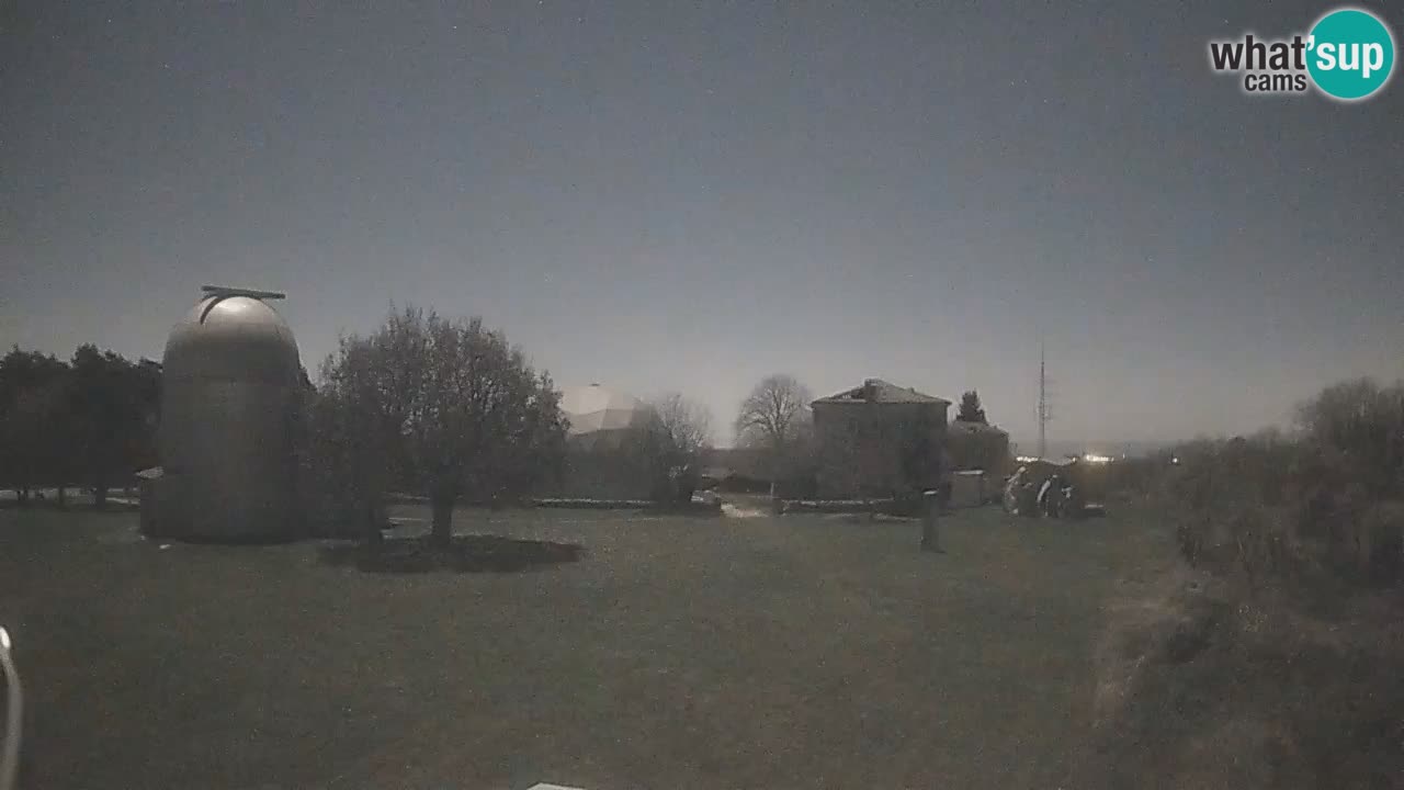 Webcam live dell’Osservatorio di  – Esplora il cielo, gli asteroidi, i comete e i meteoroidi.