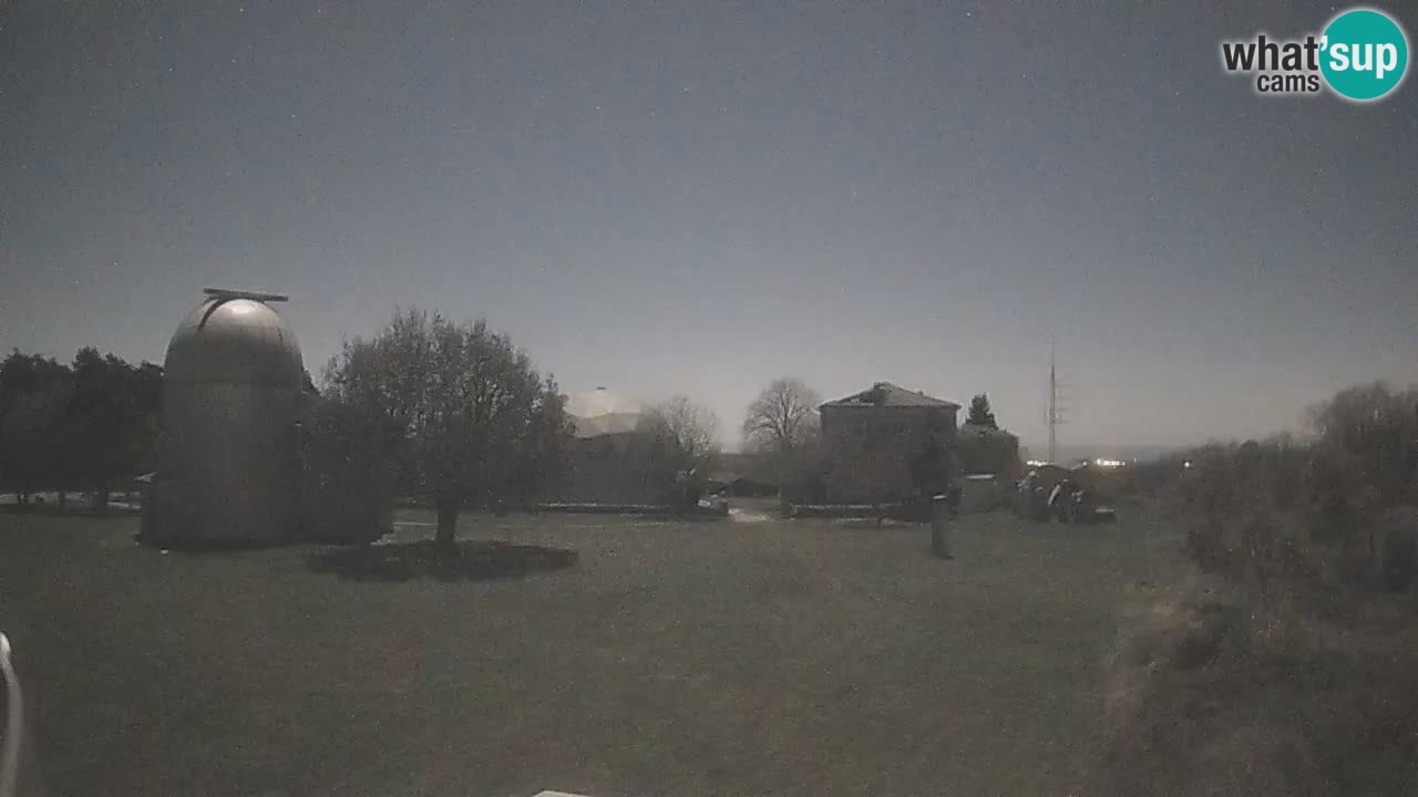 Webcam live dell’Osservatorio di  – Esplora il cielo, gli asteroidi, i comete e i meteoroidi.