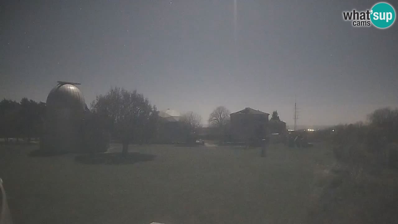 Webcam live dell’Osservatorio di  – Esplora il cielo, gli asteroidi, i comete e i meteoroidi.