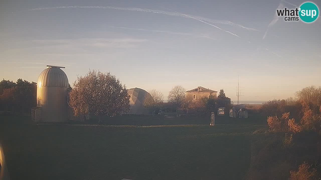 Webcam live dell’Osservatorio di  – Esplora il cielo, gli asteroidi, i comete e i meteoroidi.