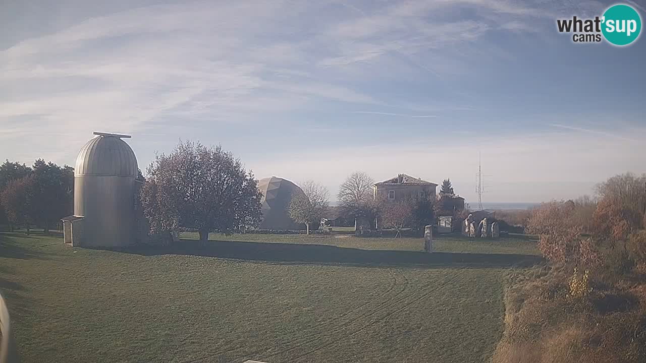 Webcam live dell’Osservatorio di  – Esplora il cielo, gli asteroidi, i comete e i meteoroidi.