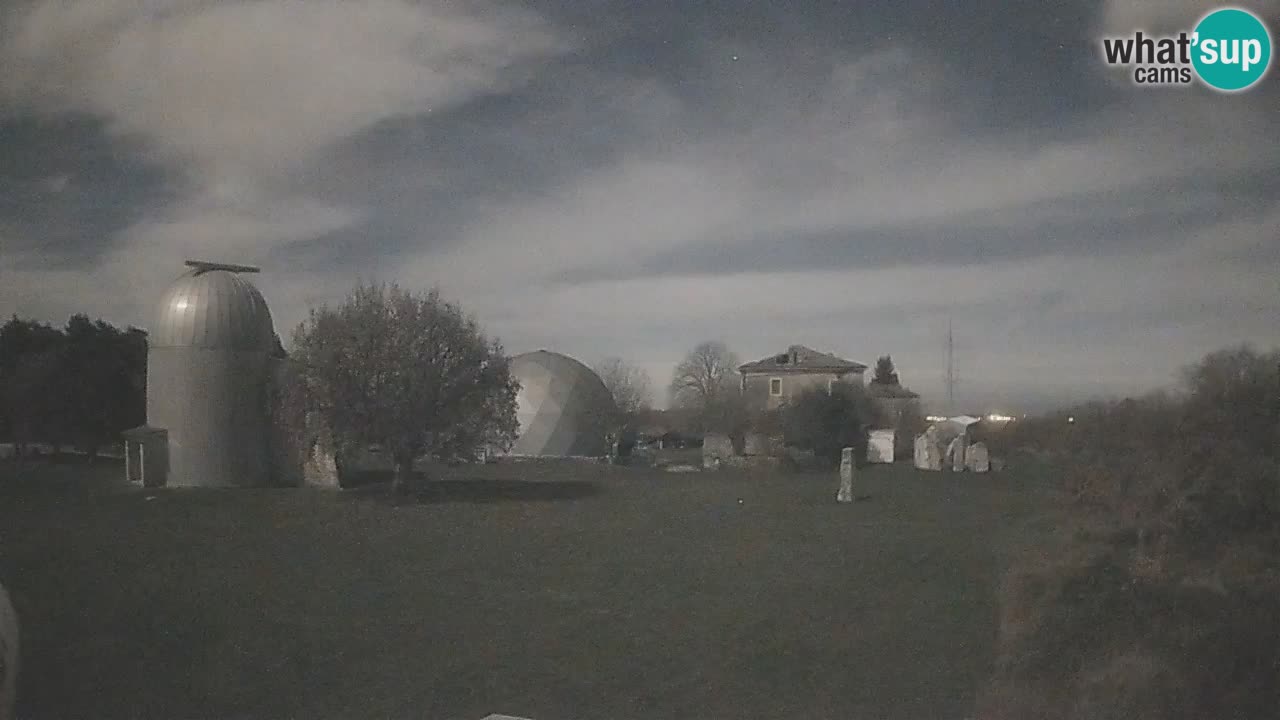 Webcam en direct de l’Observatoire de Višnjan – Explorez le ciel, les astéroïdes, les comètes et les météoroïdes