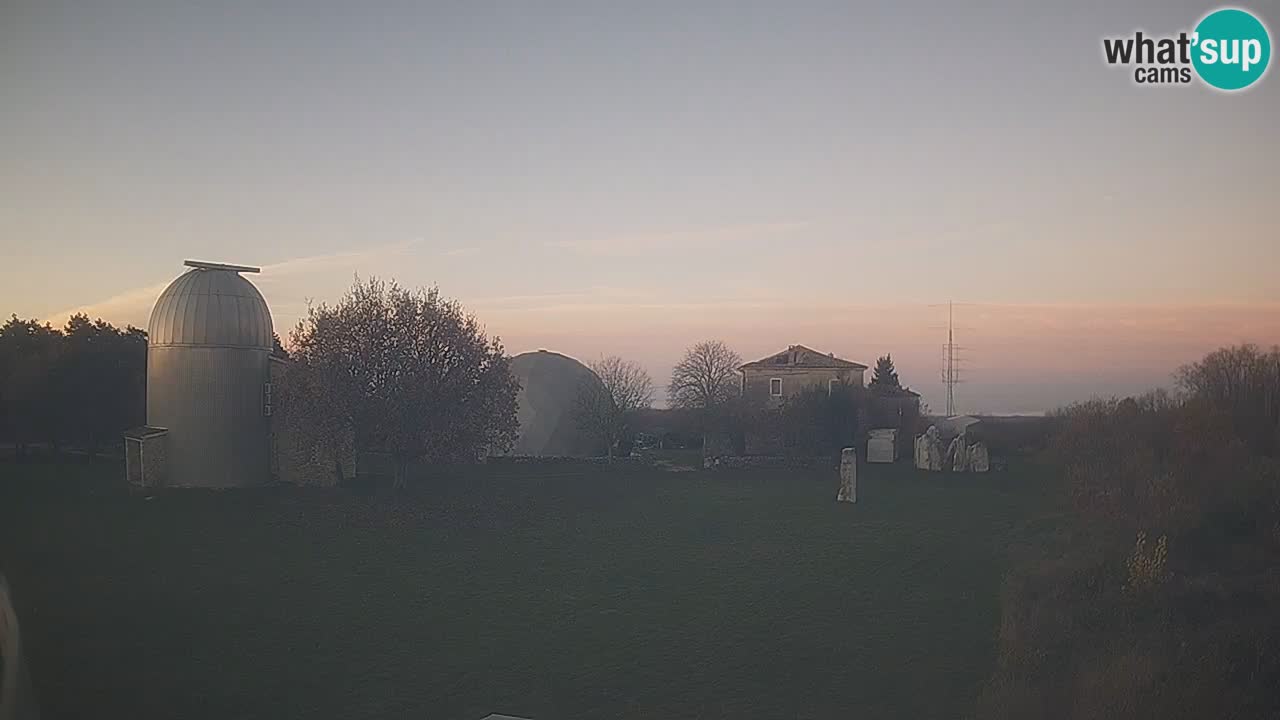 Webcam live dell’Osservatorio di  – Esplora il cielo, gli asteroidi, i comete e i meteoroidi.