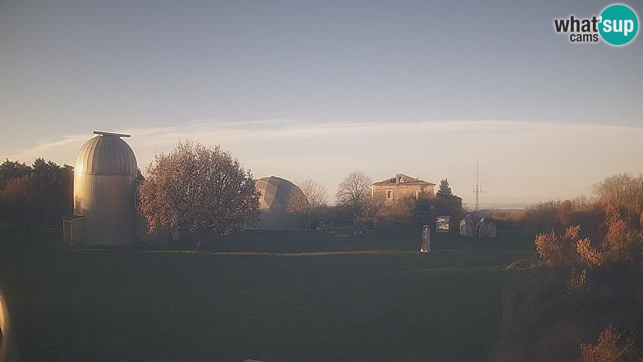 Webcam live dell’Osservatorio di – Esplora il cielo, gli asteroidi, i comete e i meteoroidi.
