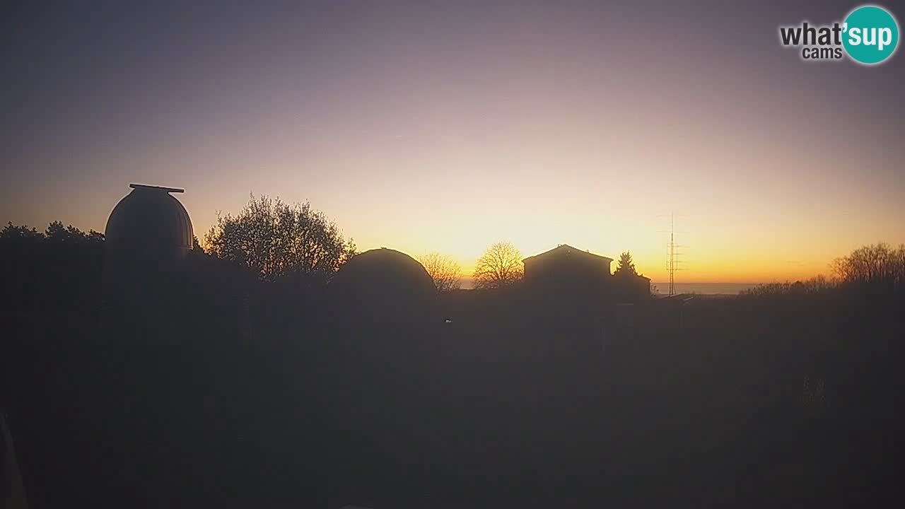 Webcam live dell’Osservatorio di  – Esplora il cielo, gli asteroidi, i comete e i meteoroidi.