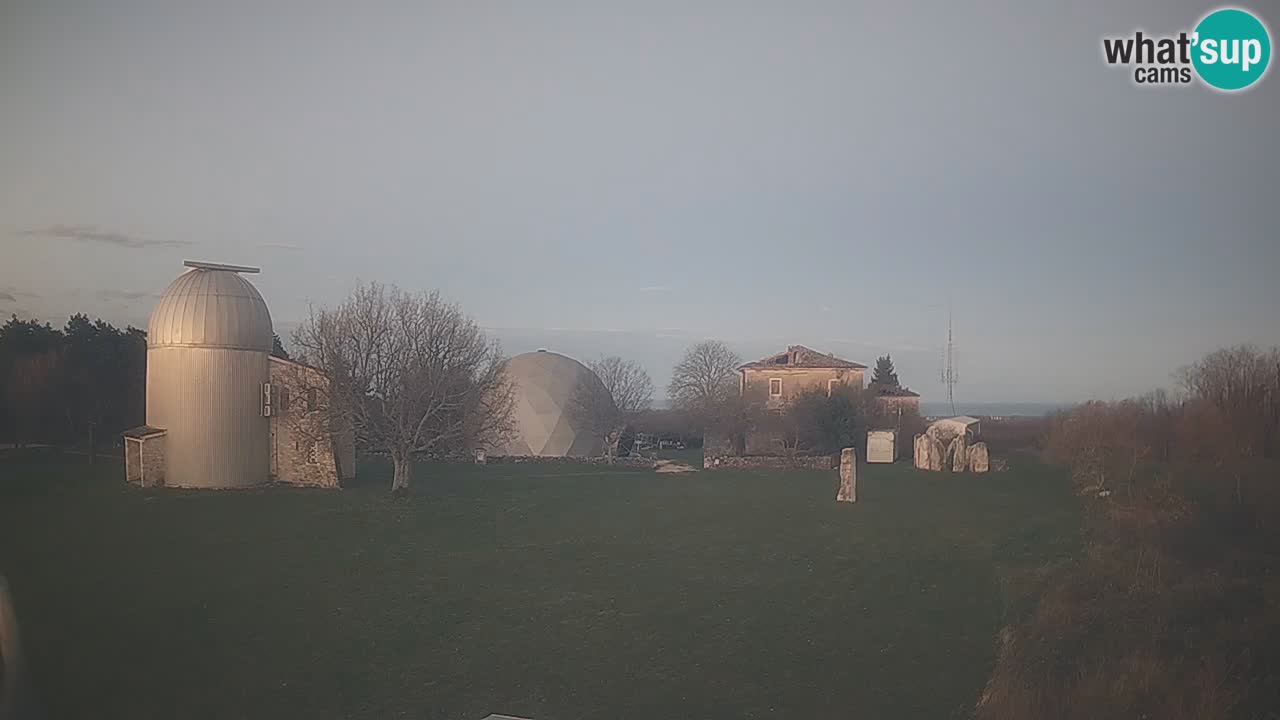 Webcam en direct de l’Observatoire de Višnjan – Explorez le ciel, les astéroïdes, les comètes et les météoroïdes