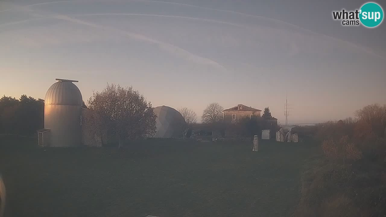 Webcam live dell’Osservatorio di  – Esplora il cielo, gli asteroidi, i comete e i meteoroidi.