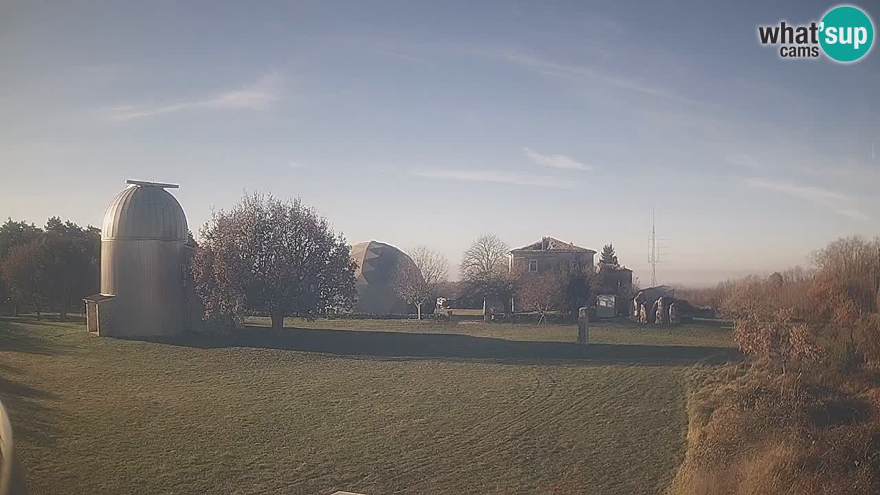 Webcam live dell’Osservatorio di  – Esplora il cielo, gli asteroidi, i comete e i meteoroidi.