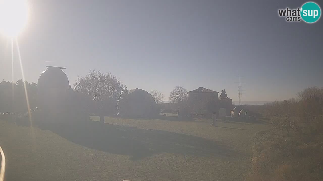 Webcam live dell’Osservatorio di  – Esplora il cielo, gli asteroidi, i comete e i meteoroidi.