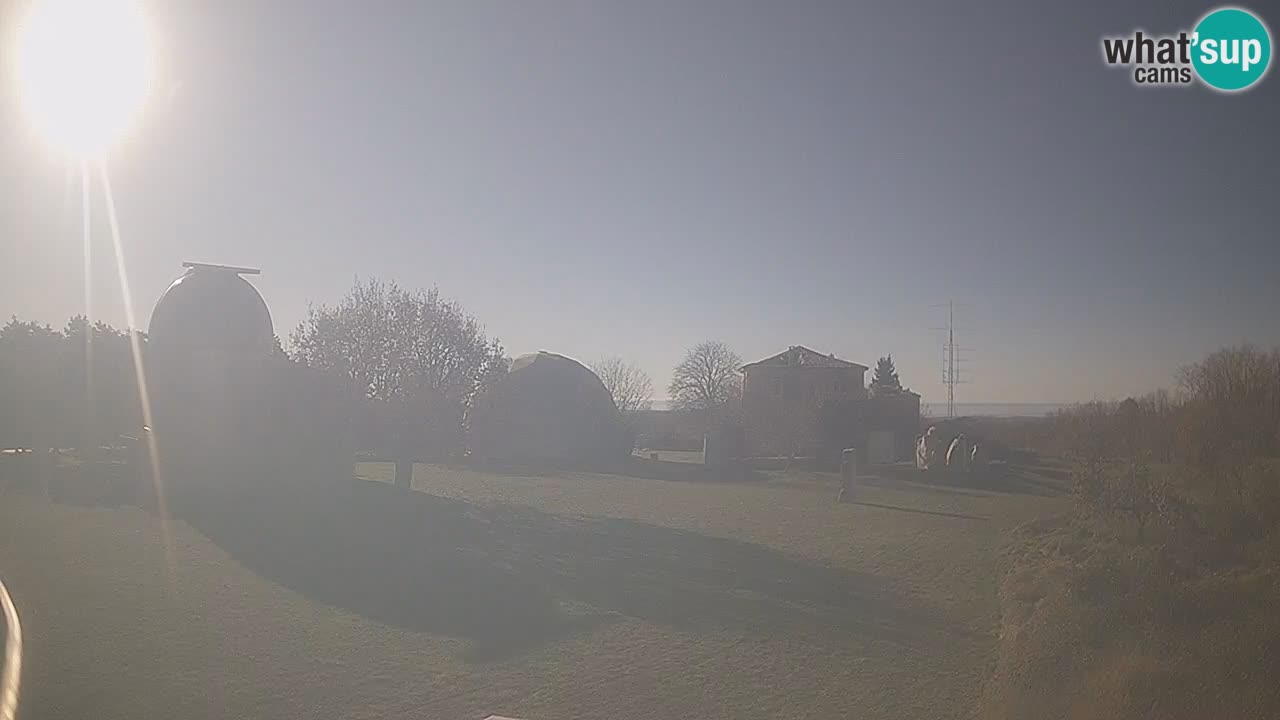 Webcam live dell’Osservatorio di  – Esplora il cielo, gli asteroidi, i comete e i meteoroidi.