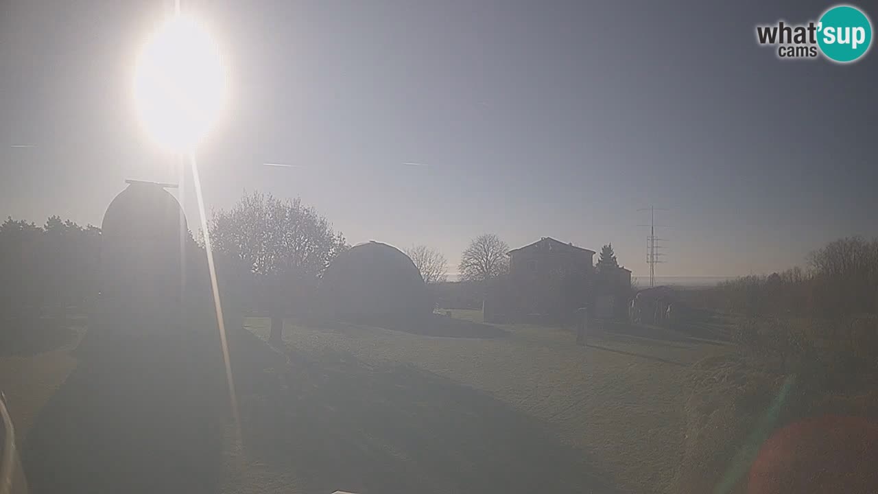 Webcam live dell’Osservatorio di  – Esplora il cielo, gli asteroidi, i comete e i meteoroidi.