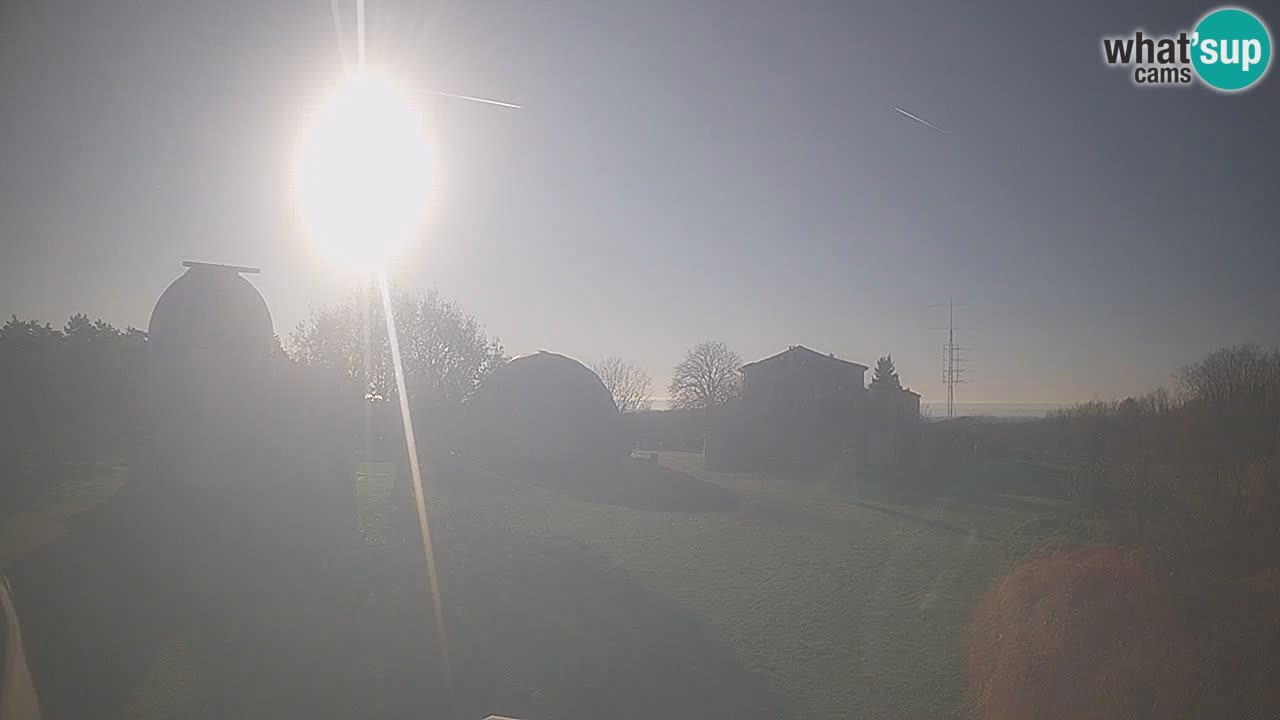 Webcam live dell’Osservatorio di  – Esplora il cielo, gli asteroidi, i comete e i meteoroidi.