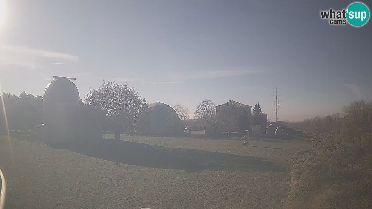 Webcam live dell’Osservatorio di  – Esplora il cielo, gli asteroidi, i comete e i meteoroidi.