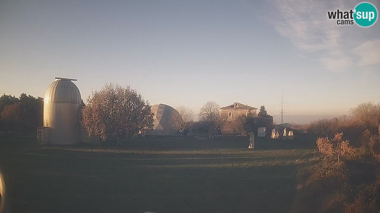 Webcam live dell’Osservatorio di – Esplora il cielo, gli asteroidi, i comete e i meteoroidi.
