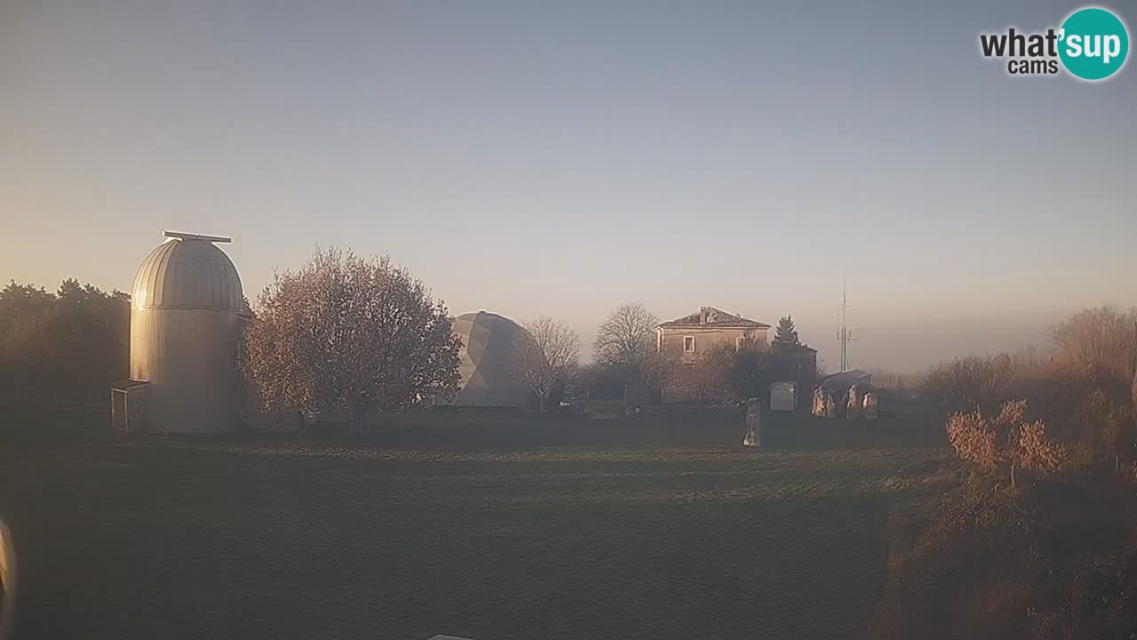 Webcam live dell’Osservatorio di  – Esplora il cielo, gli asteroidi, i comete e i meteoroidi.