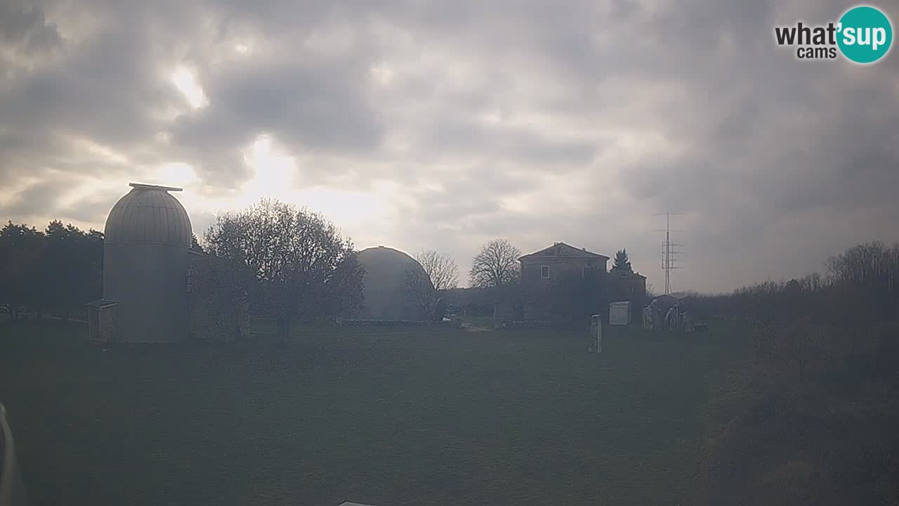 Webcam live dell’Osservatorio di  – Esplora il cielo, gli asteroidi, i comete e i meteoroidi.