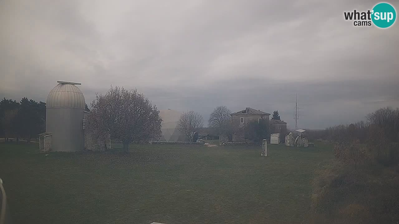 Webcam live dell’Osservatorio di  – Esplora il cielo, gli asteroidi, i comete e i meteoroidi.