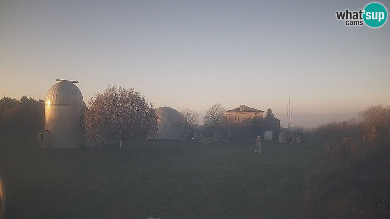 Webcam live dell’Osservatorio di  – Esplora il cielo, gli asteroidi, i comete e i meteoroidi.