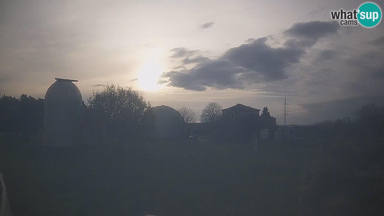 Webcam live dell’Osservatorio di  – Esplora il cielo, gli asteroidi, i comete e i meteoroidi.