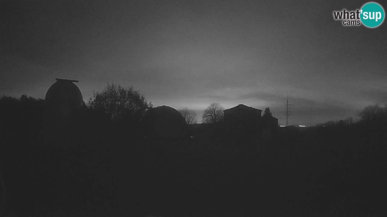 Webcam live dell’Osservatorio di  – Esplora il cielo, gli asteroidi, i comete e i meteoroidi.