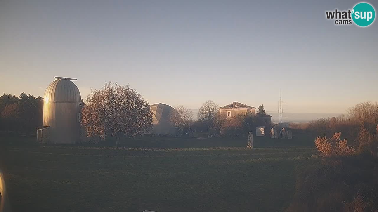 Webcam live dell’Osservatorio di  – Esplora il cielo, gli asteroidi, i comete e i meteoroidi.