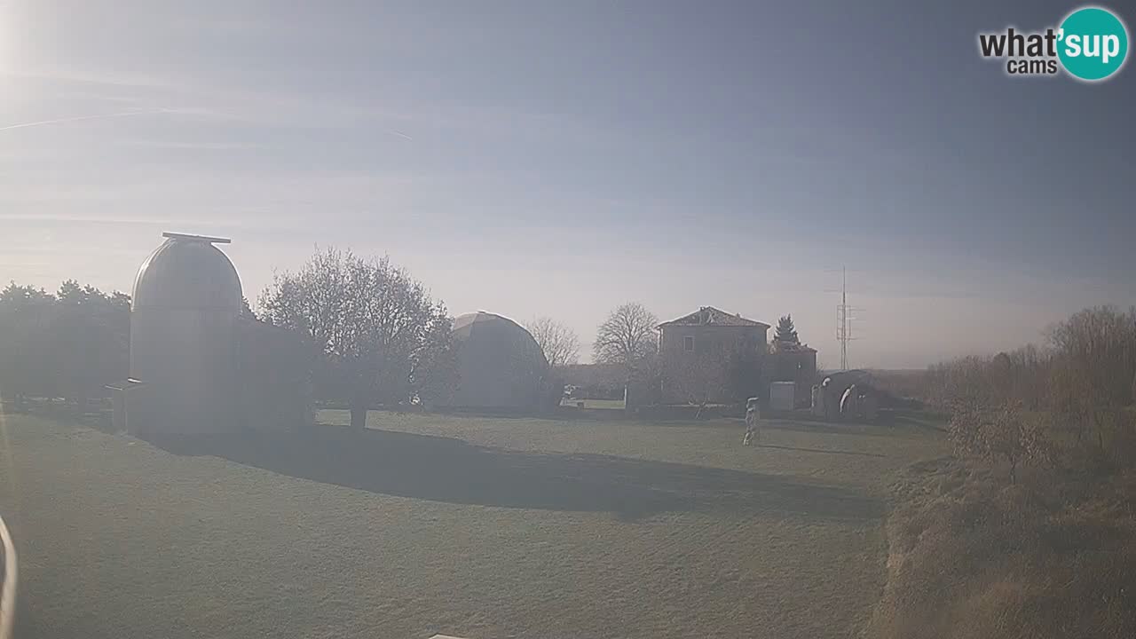 Webcam live dell’Osservatorio di  – Esplora il cielo, gli asteroidi, i comete e i meteoroidi.