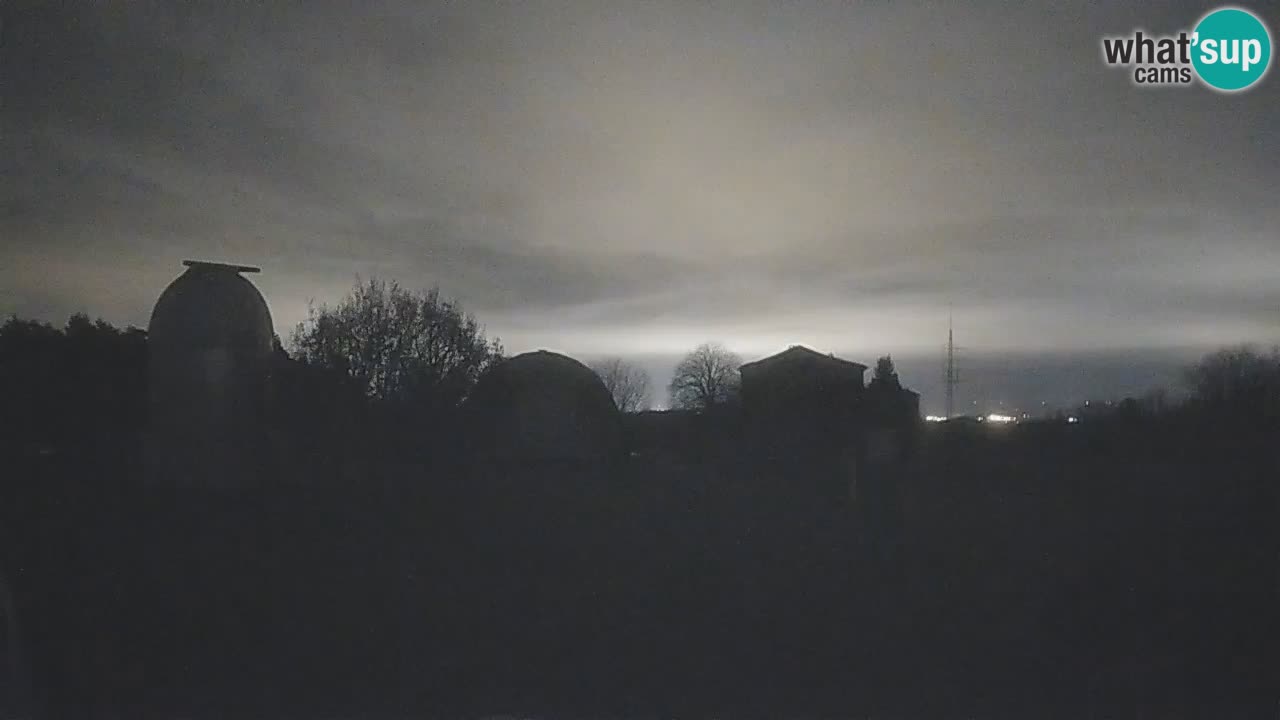 Webcam live dell’Osservatorio di  – Esplora il cielo, gli asteroidi, i comete e i meteoroidi.