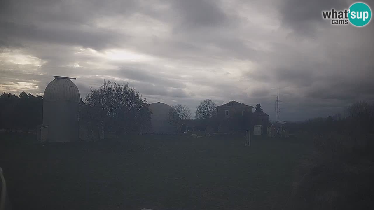 Webcam live dell’Osservatorio di  – Esplora il cielo, gli asteroidi, i comete e i meteoroidi.