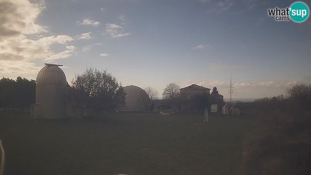 Webcam live dell’Osservatorio di  – Esplora il cielo, gli asteroidi, i comete e i meteoroidi.