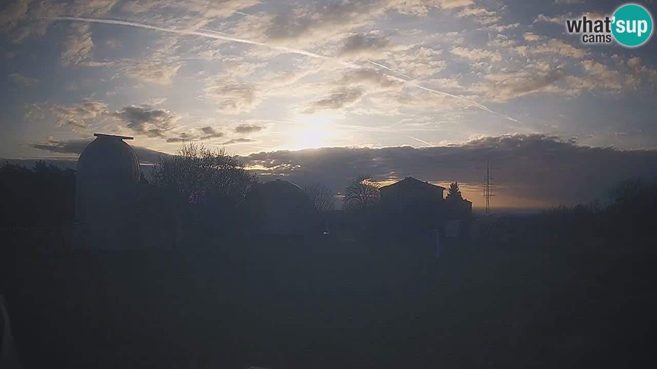 Webcam live dell’Osservatorio di  – Esplora il cielo, gli asteroidi, i comete e i meteoroidi.