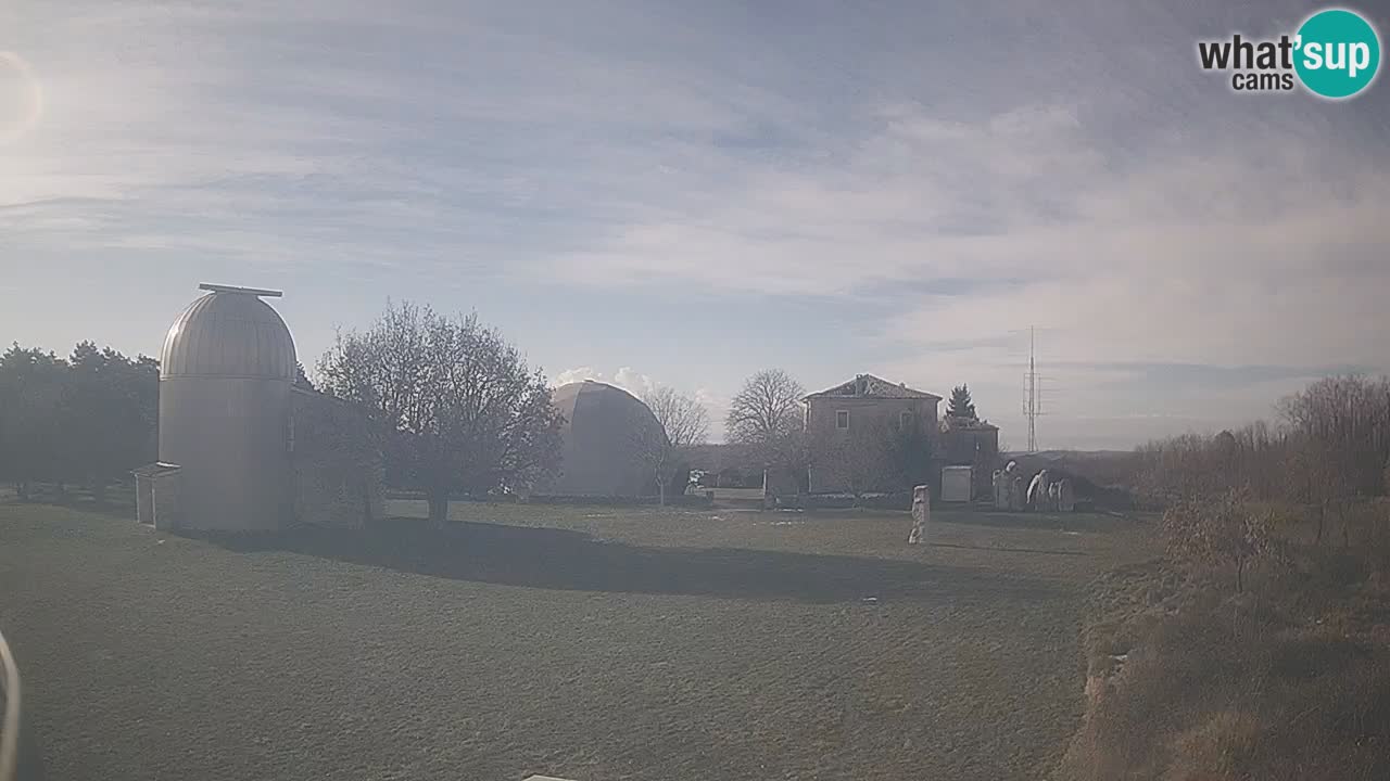 Webcam live dell’Osservatorio di  – Esplora il cielo, gli asteroidi, i comete e i meteoroidi.