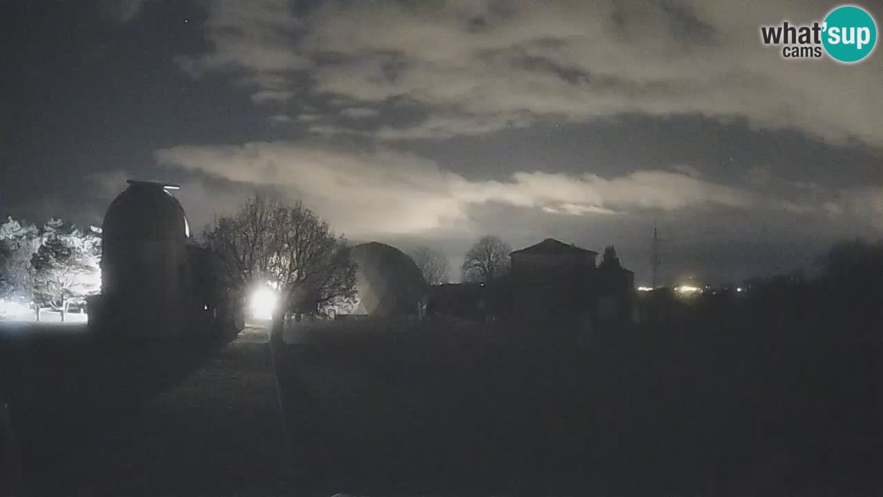 Webcam live dell’Osservatorio di  – Esplora il cielo, gli asteroidi, i comete e i meteoroidi.