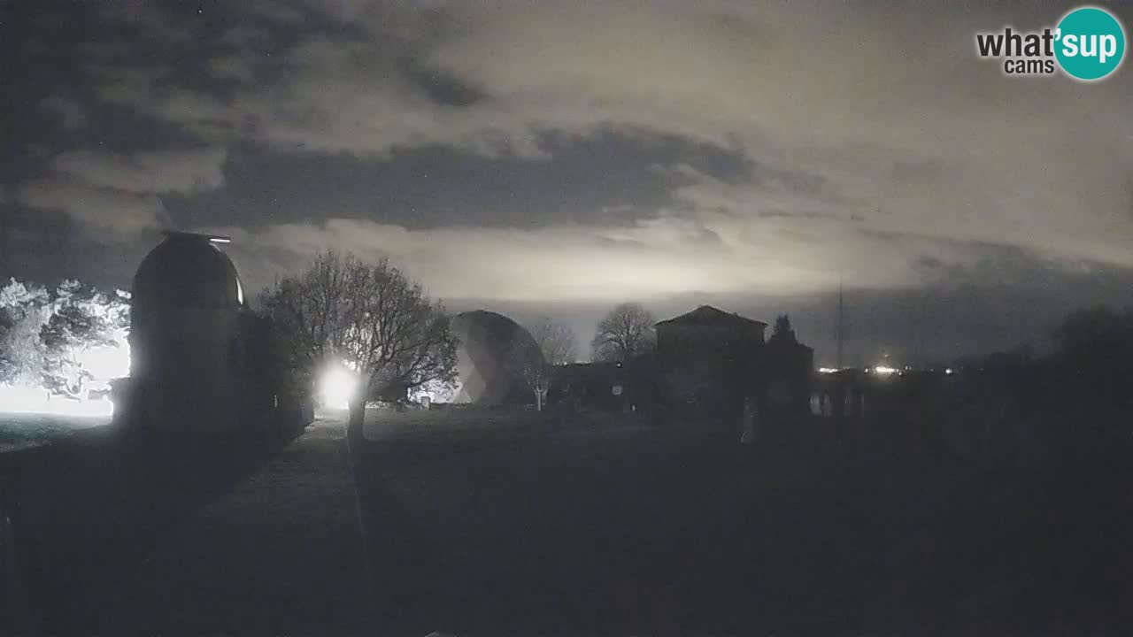 Webcam live dell’Osservatorio di  – Esplora il cielo, gli asteroidi, i comete e i meteoroidi.