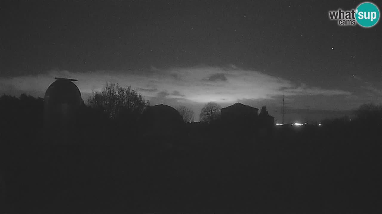 Webcam live dell’Osservatorio di  – Esplora il cielo, gli asteroidi, i comete e i meteoroidi.