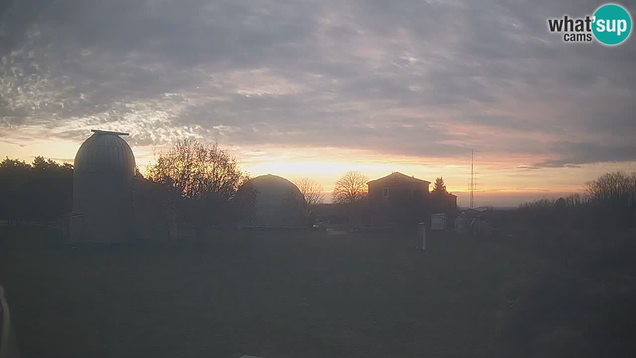Webcam live dell’Osservatorio di  – Esplora il cielo, gli asteroidi, i comete e i meteoroidi.