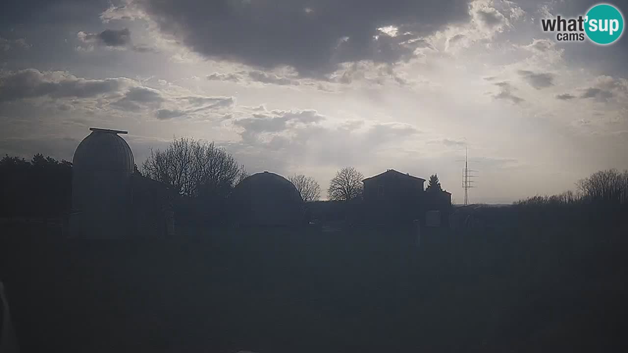 Webcam live dell’Osservatorio di  – Esplora il cielo, gli asteroidi, i comete e i meteoroidi.