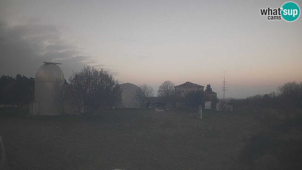 Webcam live dell’Osservatorio di  – Esplora il cielo, gli asteroidi, i comete e i meteoroidi.