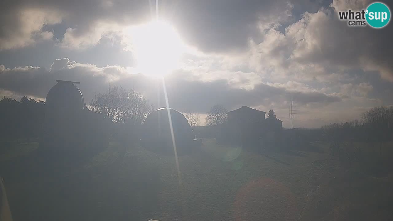 Webcam live dell’Osservatorio di  – Esplora il cielo, gli asteroidi, i comete e i meteoroidi.