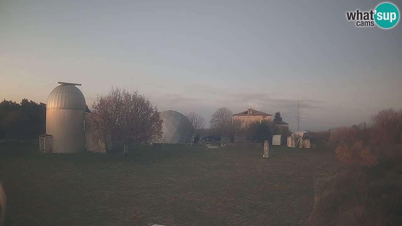 Webcam en direct de l’Observatoire de Višnjan – Explorez le ciel, les astéroïdes, les comètes et les météoroïdes