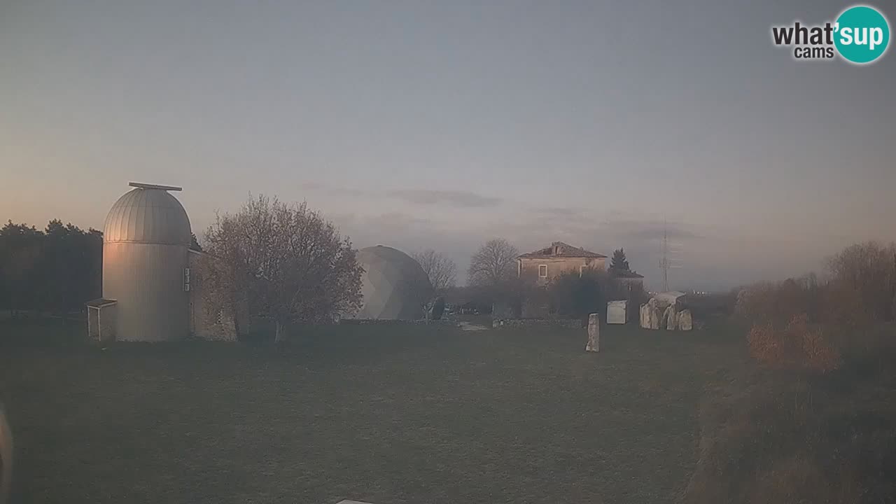 Webcam en direct de l’Observatoire de Višnjan – Explorez le ciel, les astéroïdes, les comètes et les météoroïdes