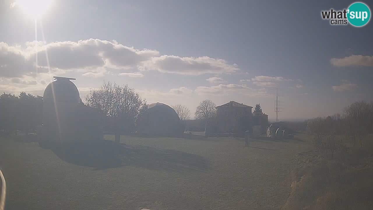 Webcam live dell’Osservatorio di  – Esplora il cielo, gli asteroidi, i comete e i meteoroidi.