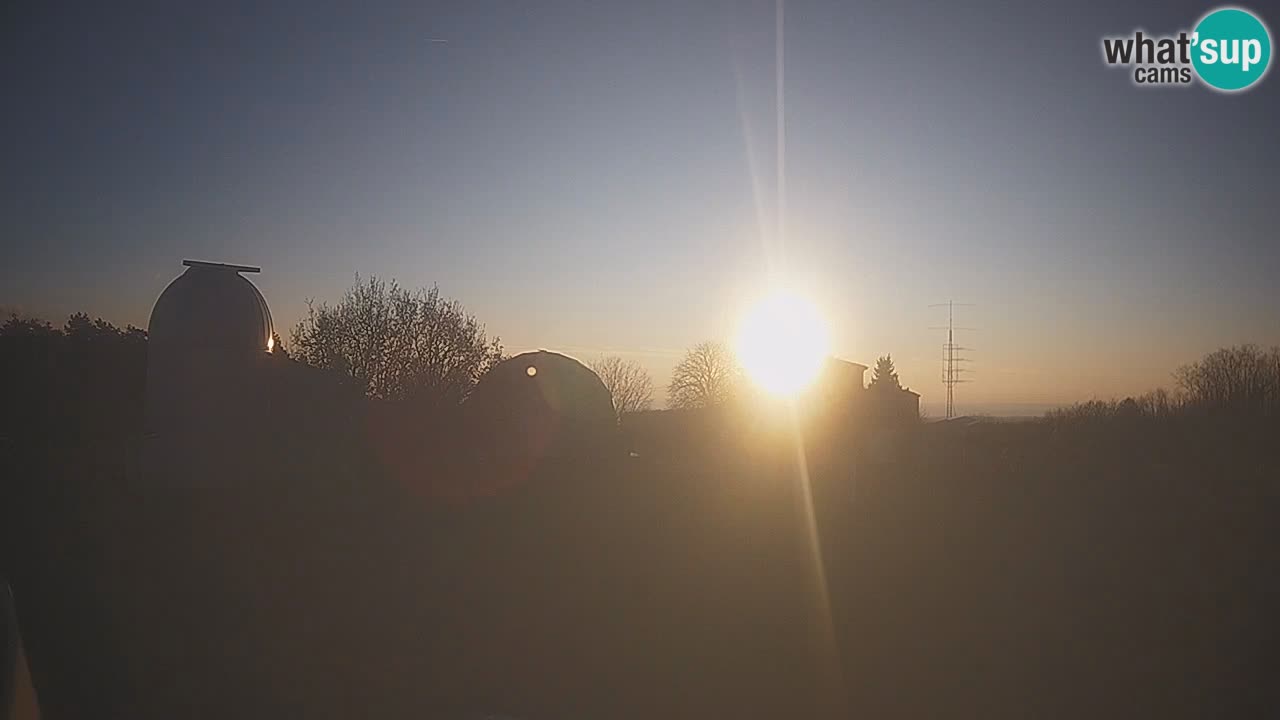 Webcam live dell’Osservatorio di  – Esplora il cielo, gli asteroidi, i comete e i meteoroidi.