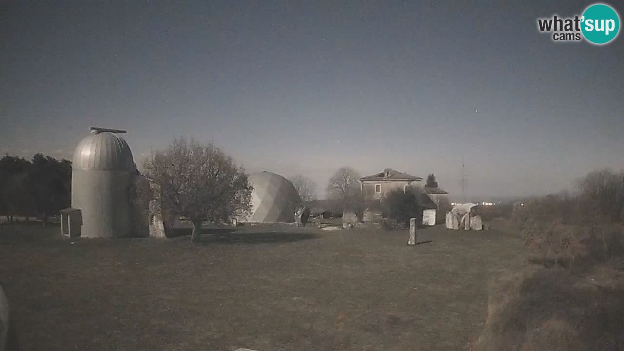 Webcam live dell’Osservatorio di  – Esplora il cielo, gli asteroidi, i comete e i meteoroidi.