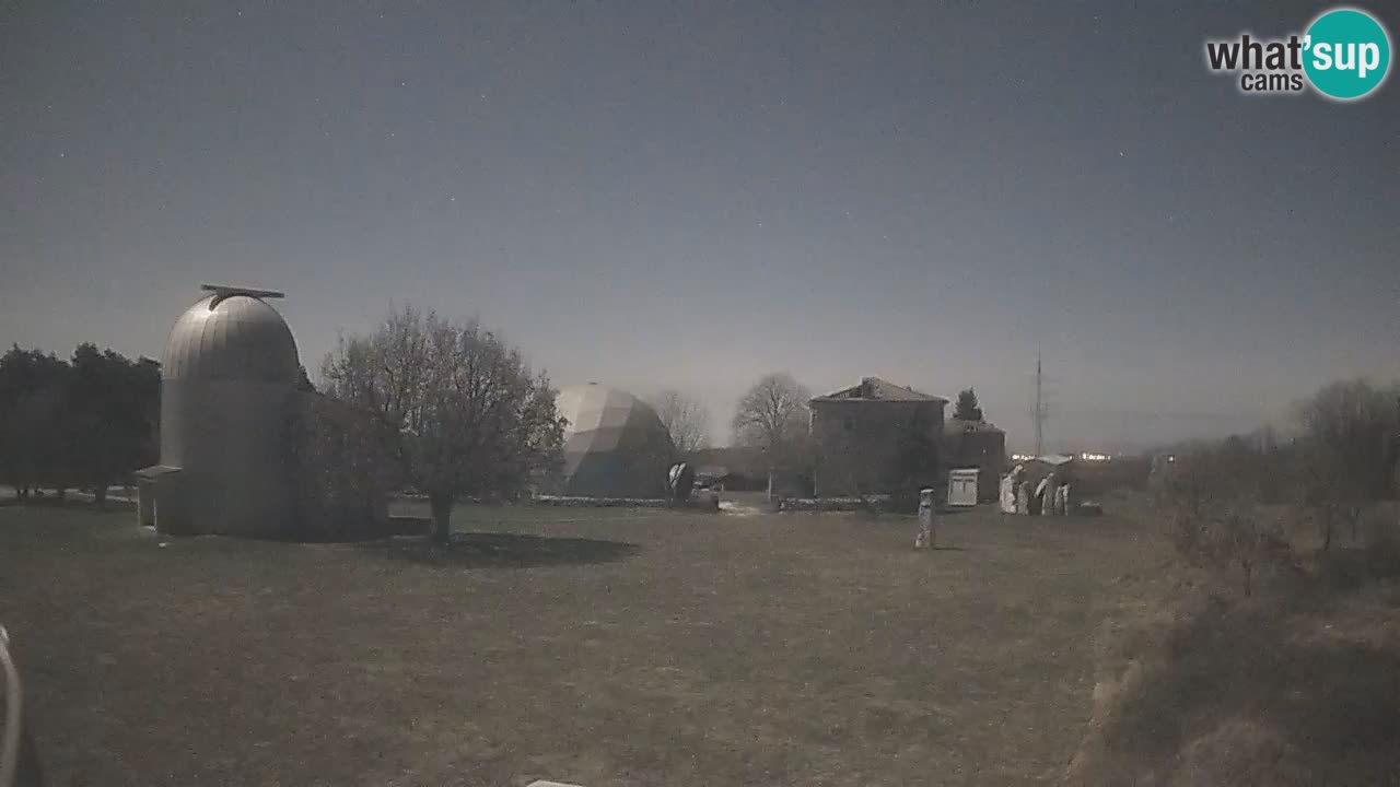 Webcam live dell’Osservatorio di  – Esplora il cielo, gli asteroidi, i comete e i meteoroidi.