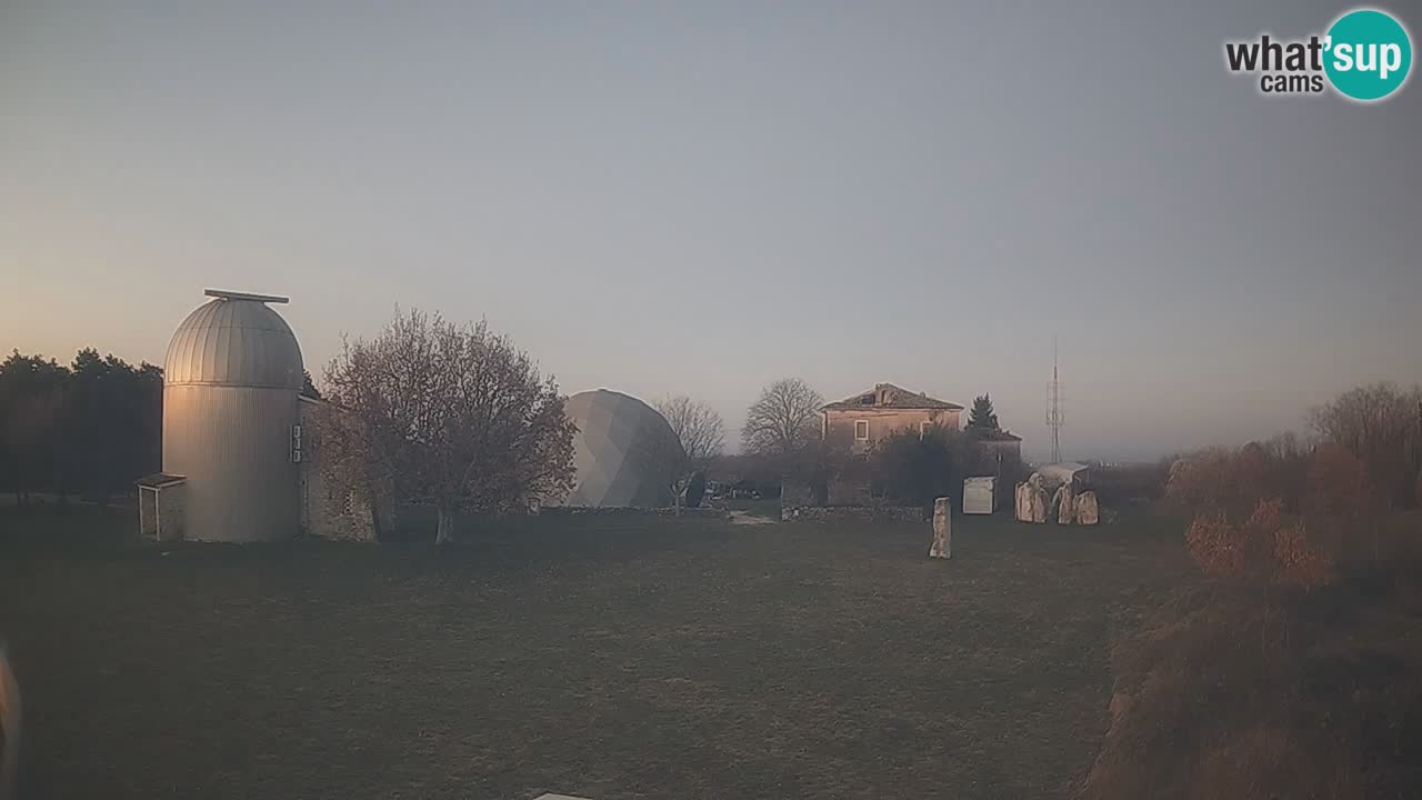 Višnjan-Observatorium Live Webcam – Explore the Sky, Asteroids, Comets, and Meteoroids