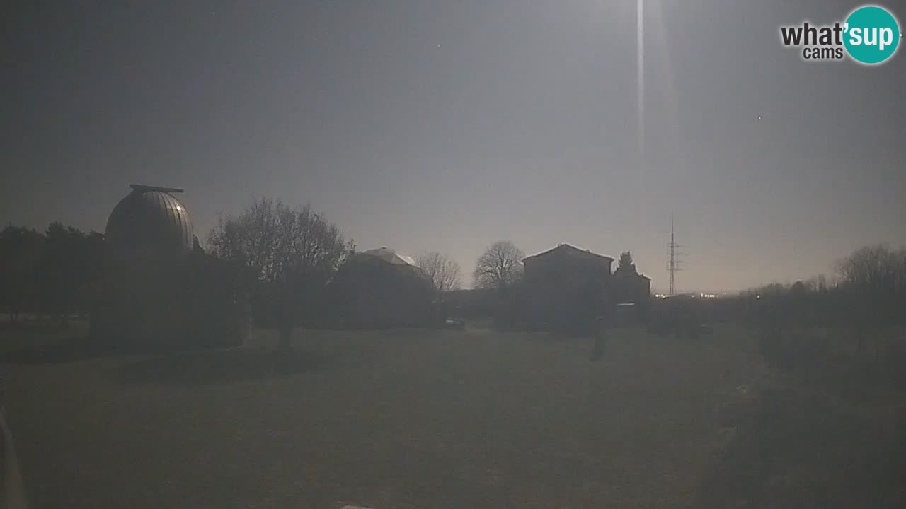 Webcam live dell’Osservatorio di  – Esplora il cielo, gli asteroidi, i comete e i meteoroidi.