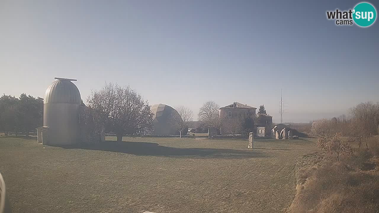 Webcam live dell’Osservatorio di  – Esplora il cielo, gli asteroidi, i comete e i meteoroidi.