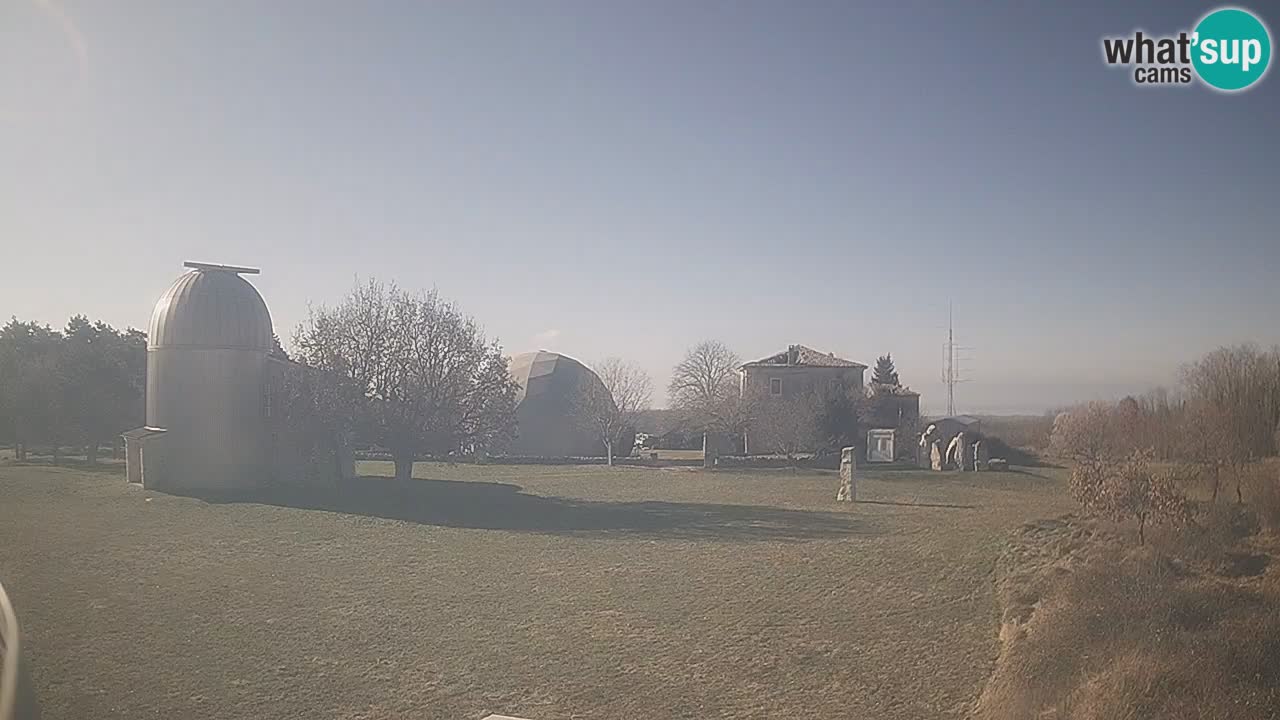 Webcam live dell’Osservatorio di  – Esplora il cielo, gli asteroidi, i comete e i meteoroidi.