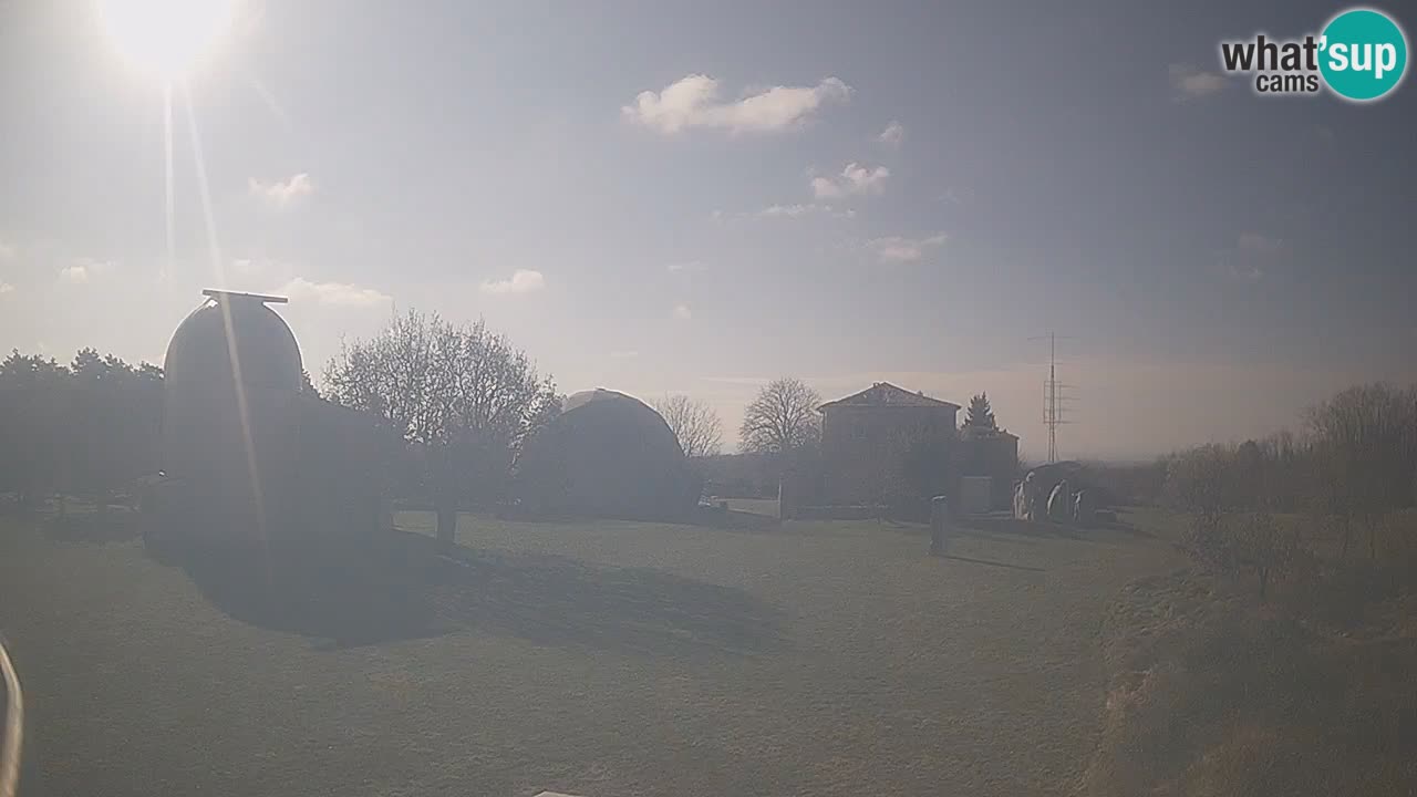 Webcam live dell’Osservatorio di  – Esplora il cielo, gli asteroidi, i comete e i meteoroidi.